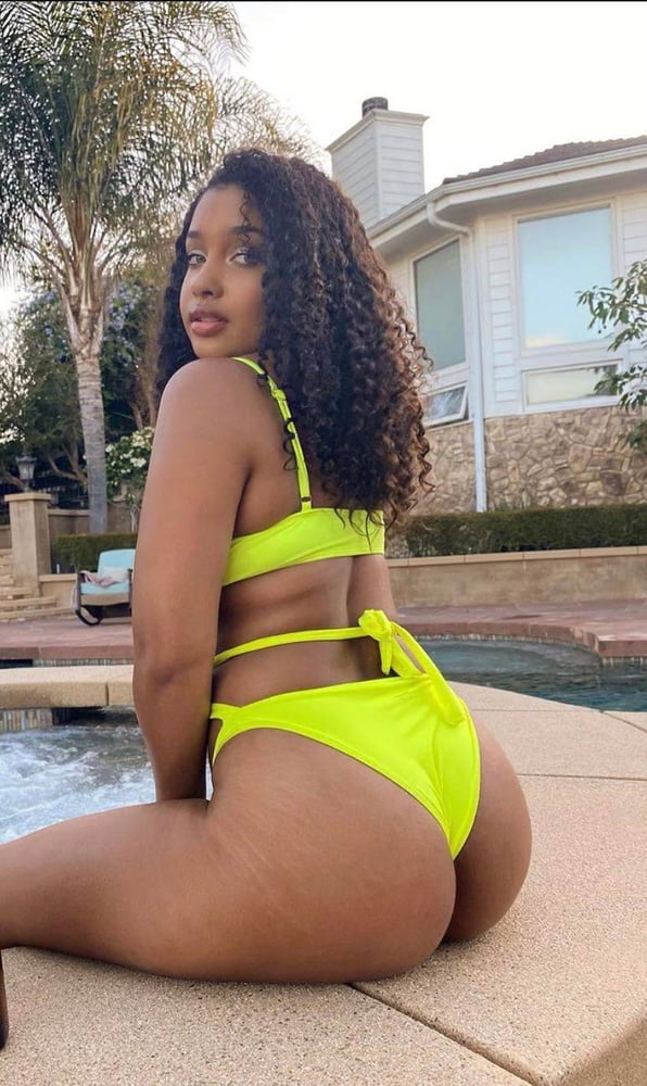 Corie Rayvon - 22 Photos 