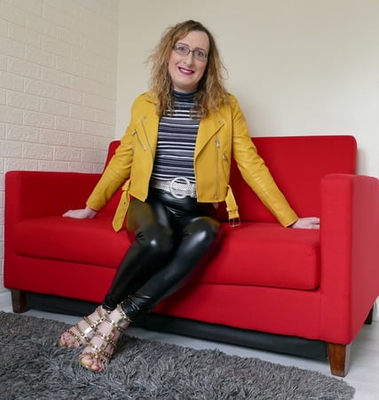 black shiny wetlook leggings with yellow leather jacket         