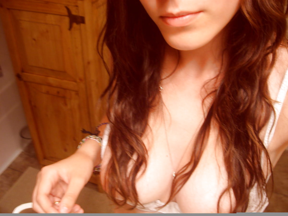 Young & Cute Selfshooter adult photos