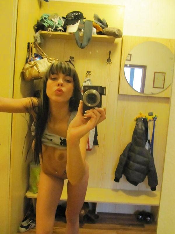 Sexy Teeny Strip vor dem Spiegel adult photos