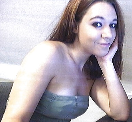 Hot and sexy German Teengirl likes posing on Cam