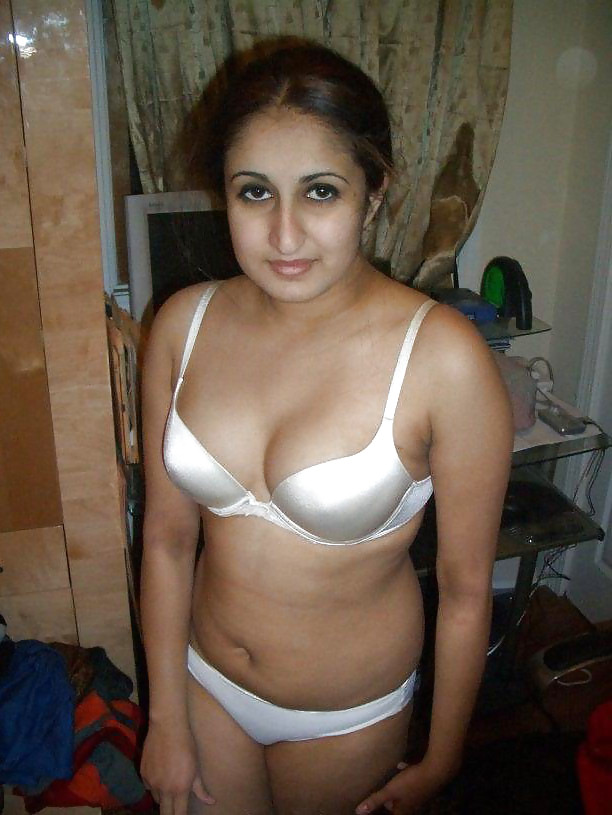cute arab chick posing nude adult photos