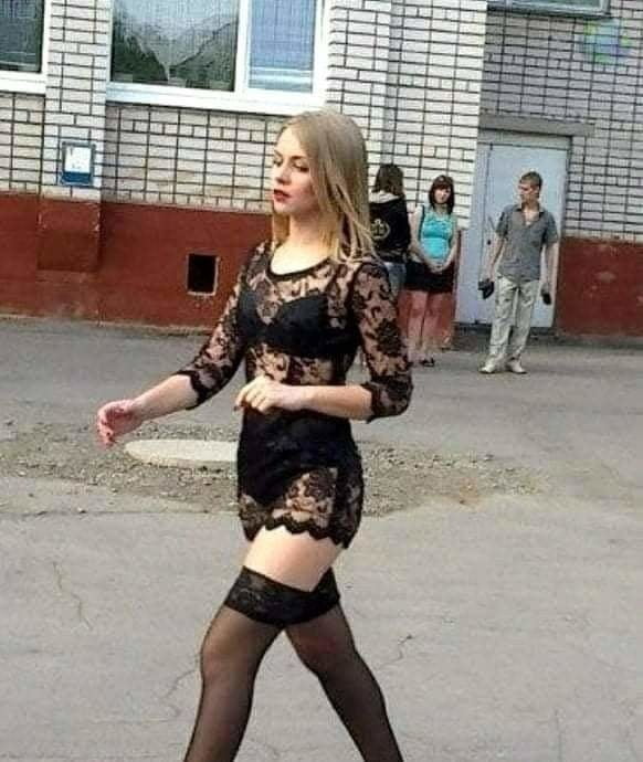 Худенькая шалунишка сняла вызывающий наряд