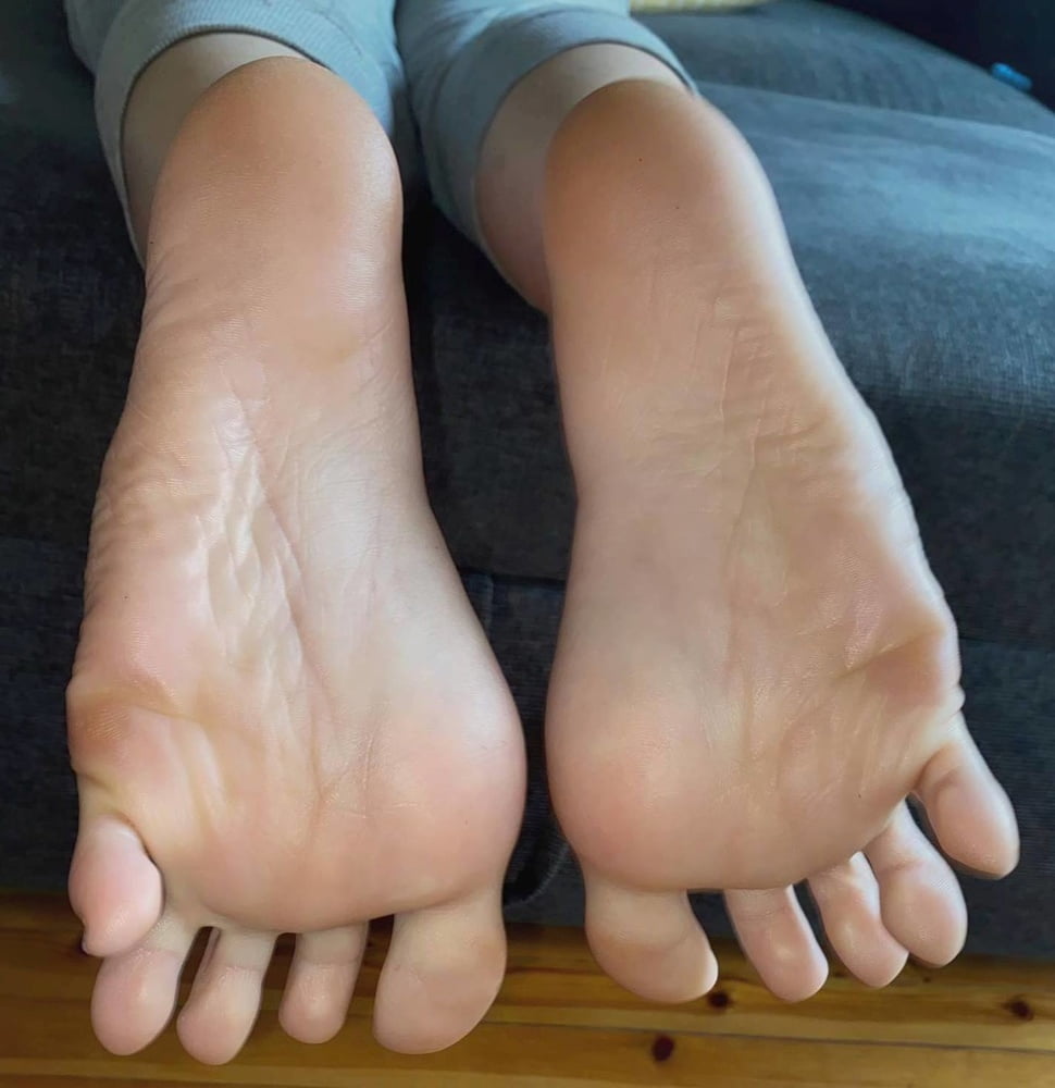 Rallia's (new model) sexy (size 39) feet - 18 Photos 