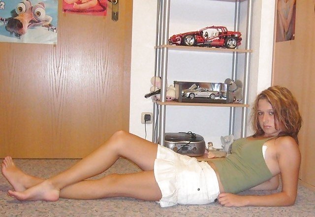 Teens alone in a Room adult photos