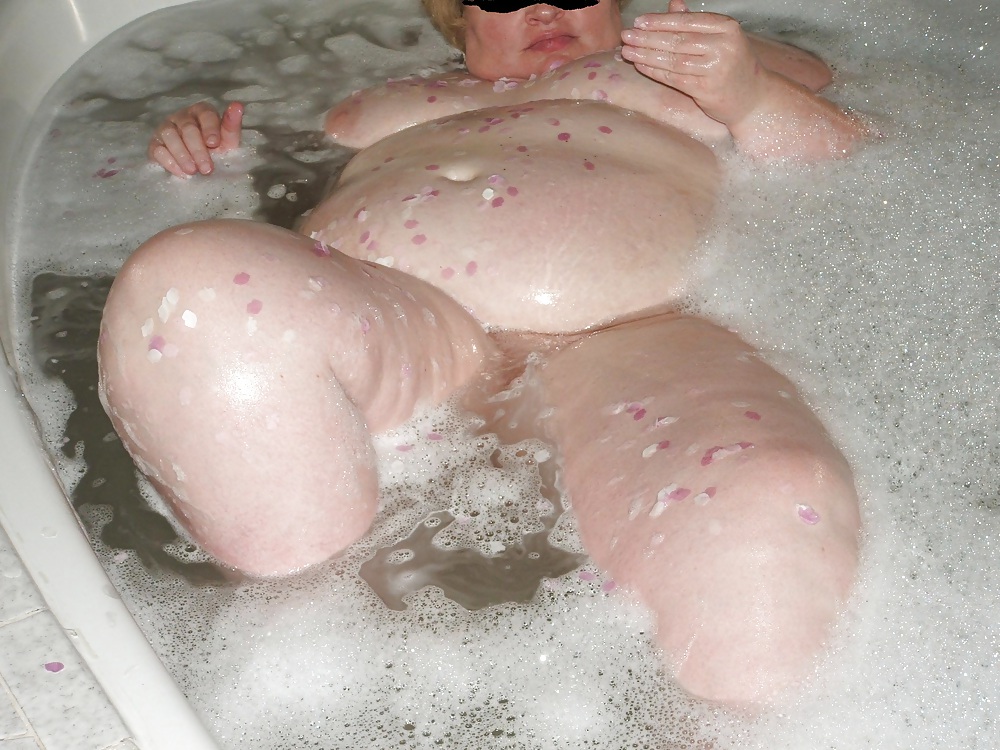 BBW in the tub adult photos