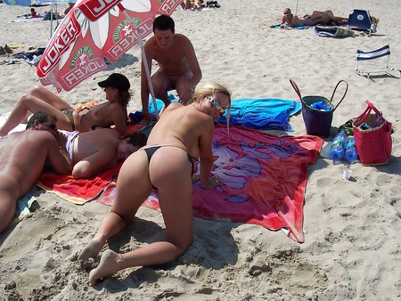 amateur girlfriend topless at the beach