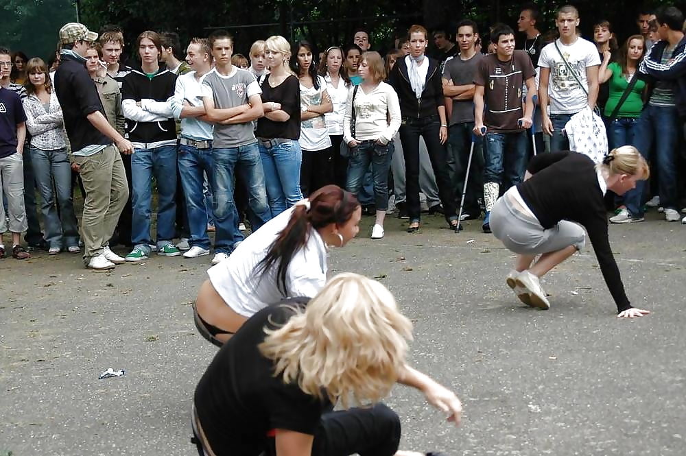 Candid young slut : thong V adult photos