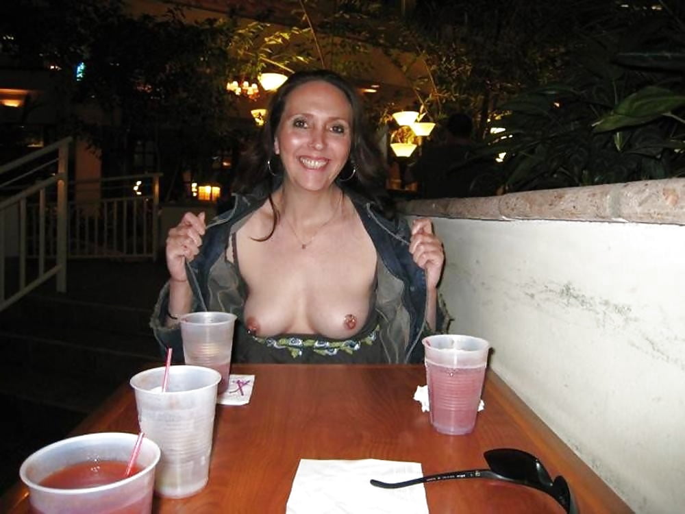 Girls Who Flash in Public!!! adult photos