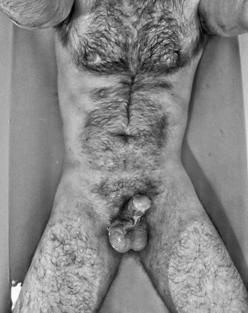 Man with hairy body in the bathtub, no hard penis - 4 Photos 