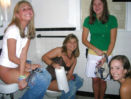 Girls on Toilette