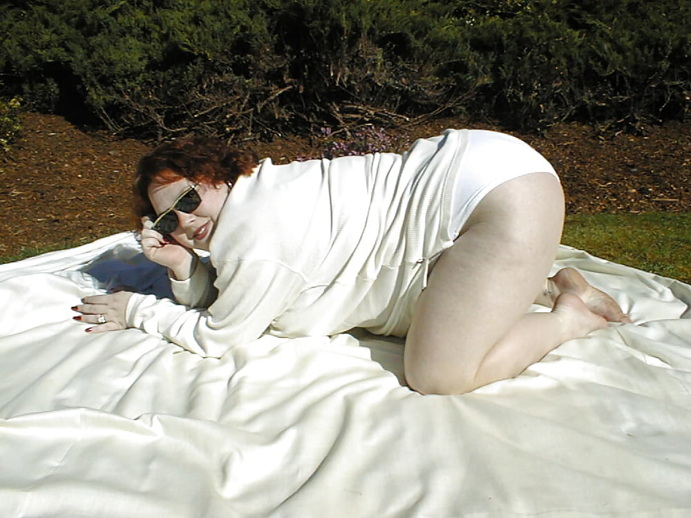Ex Wife #41 Frt Yard Wht Top & Bare Feet adult photos