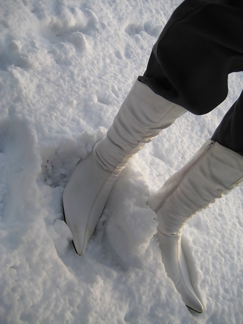 meine weissen Stiefel bei einem Winterspaziergang adult photos