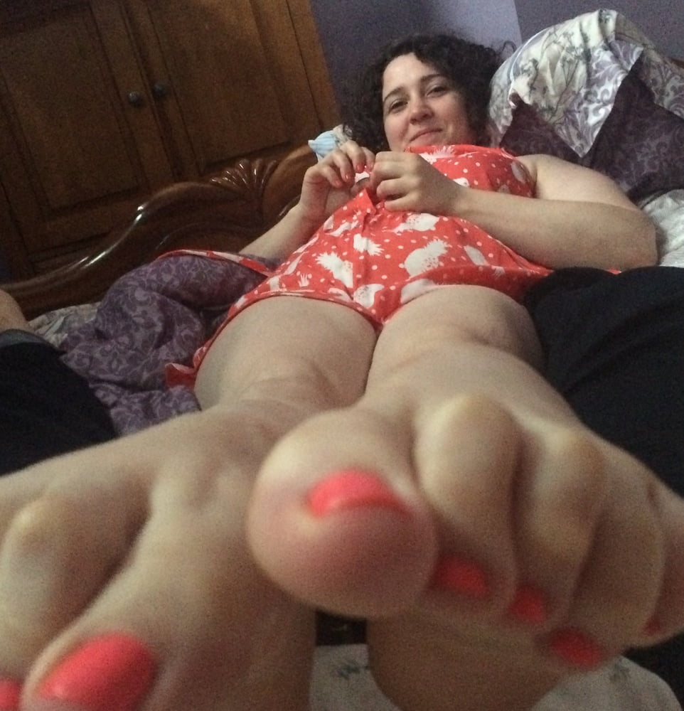 Chubby foot slut - 30 Photos 
