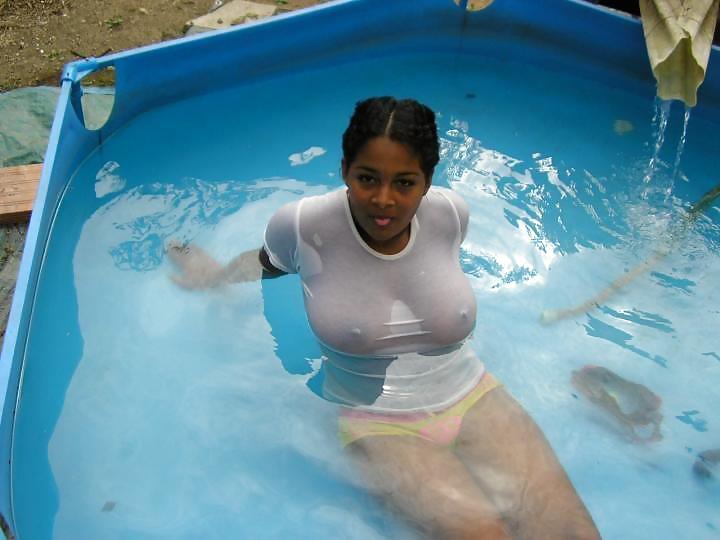 BUSTY LATINA IN POOL adult photos