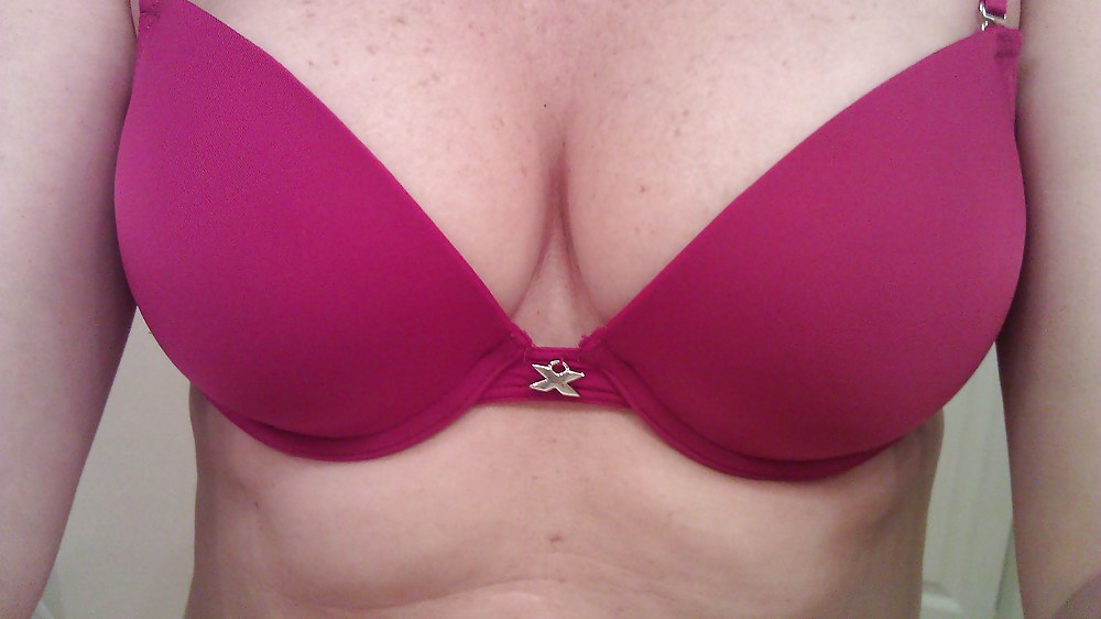 cleavage adult photos