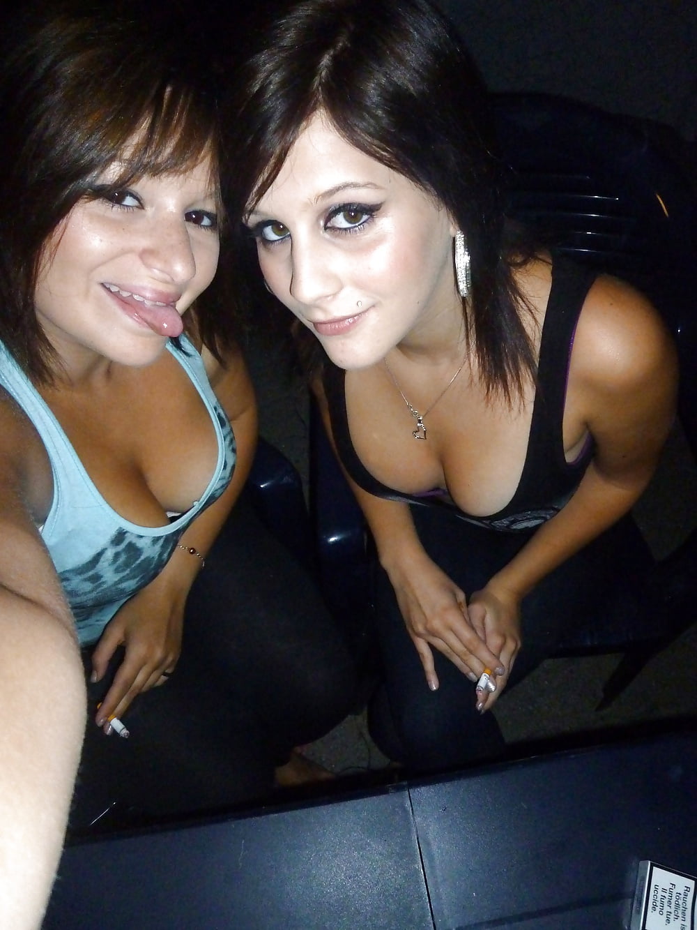 Ma pute et sa copine, 2 videuses de couilles adult photos