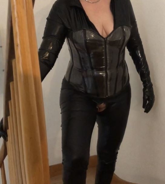 Catsuit, Boots, Corset and Pissing - 26 Photos 