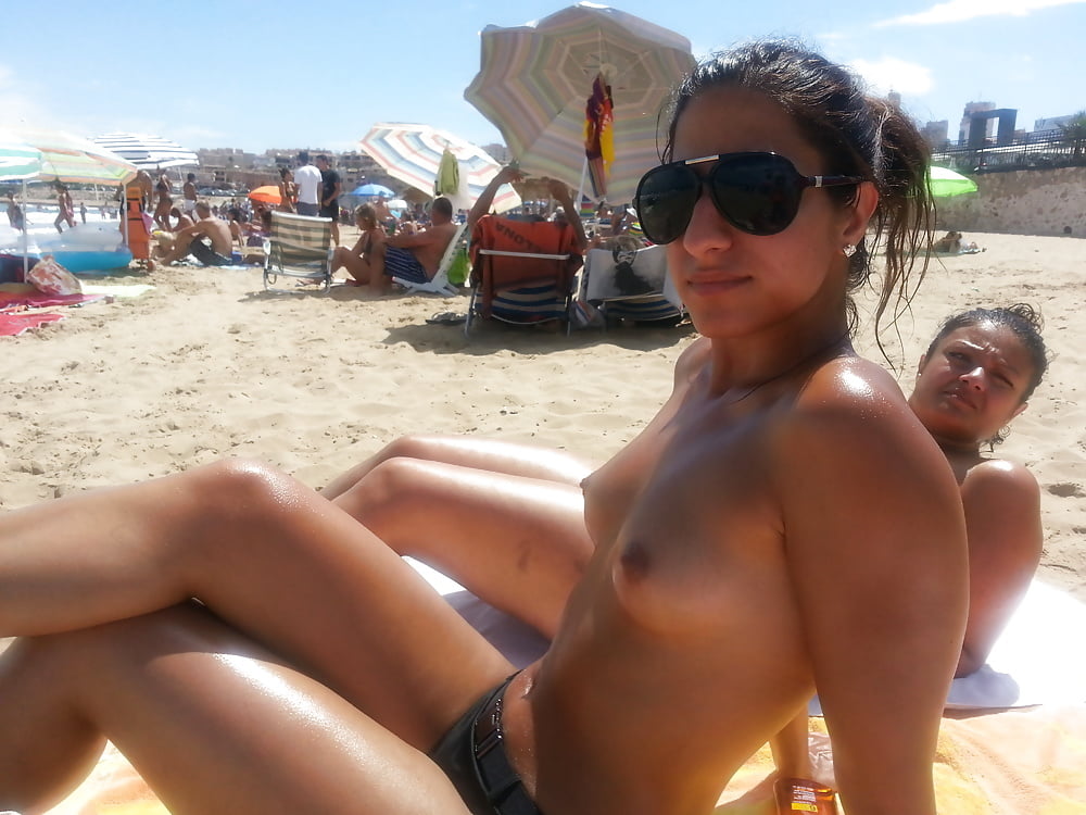 Muslim Arab Girl Topless At The Beach 3 Immagini