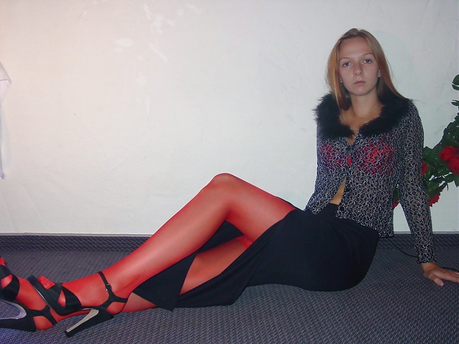 AMATEURE - SKINNY BRUNETTE POSING adult photos