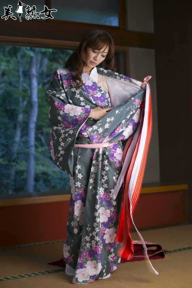 See And Save As Gorgeous Japanese Milf Ryo Hitomi Strips Off Her Kimono Porn Pict