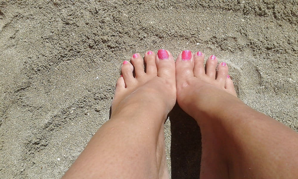 Pieds dans le sable a la plage adult photos