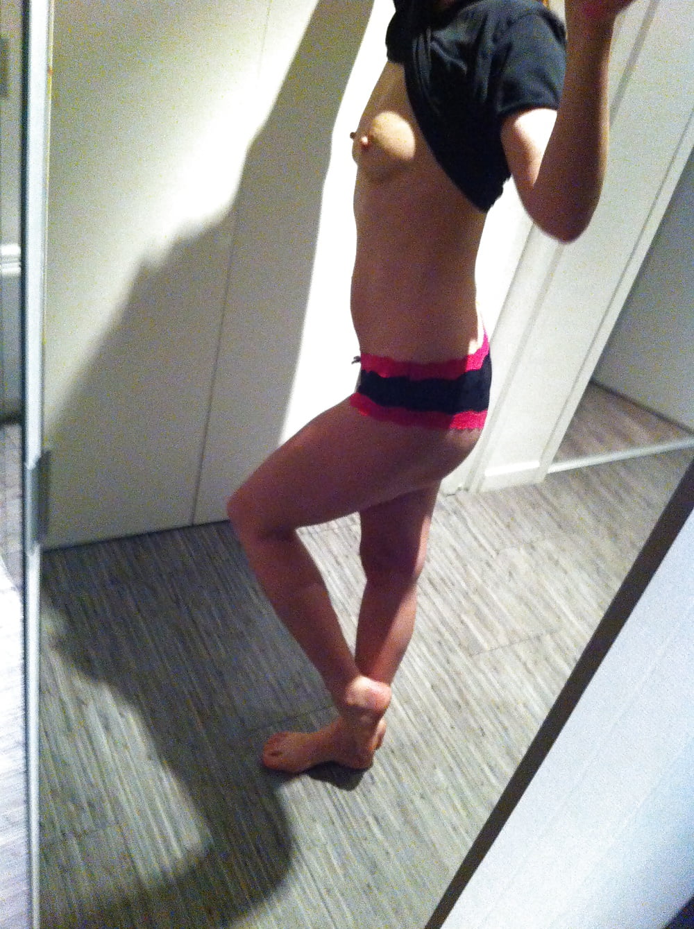 Un peu plus pour patienter :) adult photos